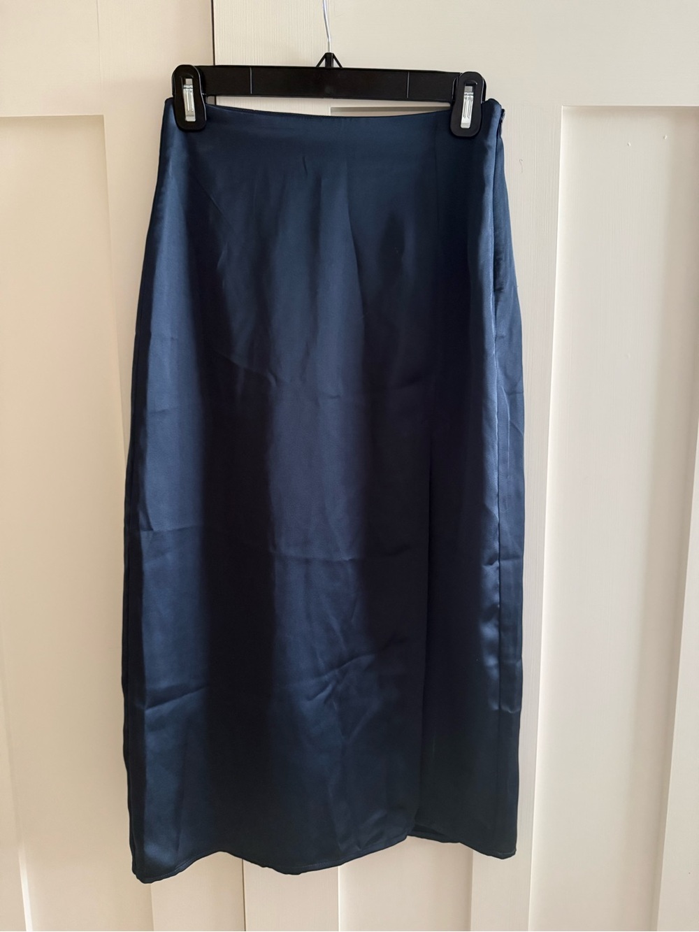Dynamite Jupe - Satin Slip Skirt with Slit in Navy